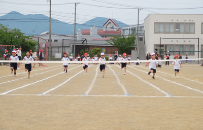 1年生徒競走　まっすぐ、まっすぐだよ～