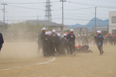 砂埃の中の大合戦！果たして勝負は？