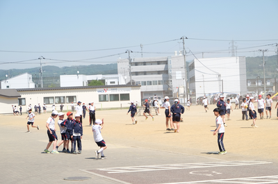この中に子供以上に元気な先生が・・