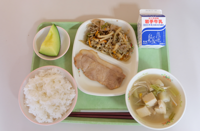 毎日の給食も用務員さんが運んでいます