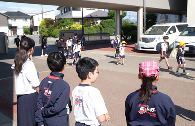 南校舎の玄関前にもあいさつの声がひびきます