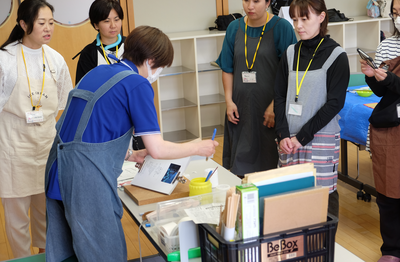 講師の先生の手ほどきを受けます