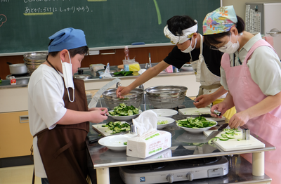 一人一人が役割をもってしっかり作業しています