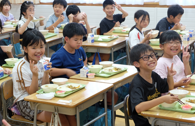 ４年生とってもいい表情で食べています