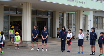 中学生が立ってくれてのあいさつ運動