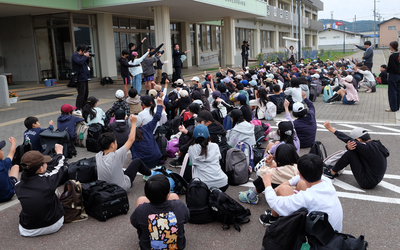 「修学旅行がんばるぞー！」「オオーーー！」