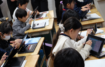 タブレットに学習成果を打ち込んでいきます