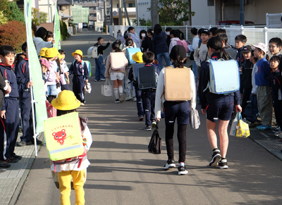 公開当日のあいさつロード
