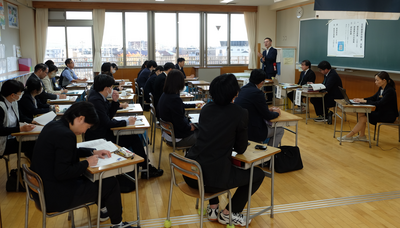 授業後の研究協議の様子