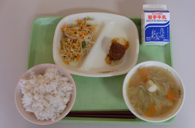 今日の献立　キャベツのみそ汁うまい！