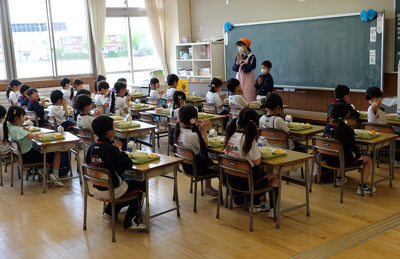 1年2組　りっぱな姿勢で「いただきます！」