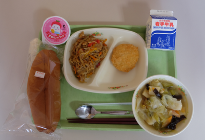 せわりコッペパン、豆乳クリーミーコロッケ、やきそば、あさりと肉だんごのスープ、いちごの紅白パンナコッタ